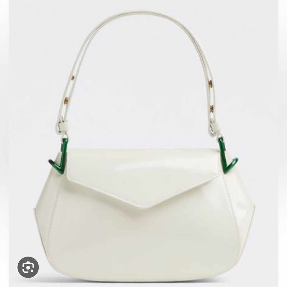 Bottega Veneta Toyin Medium Shoulder Bag
100% Leather
white